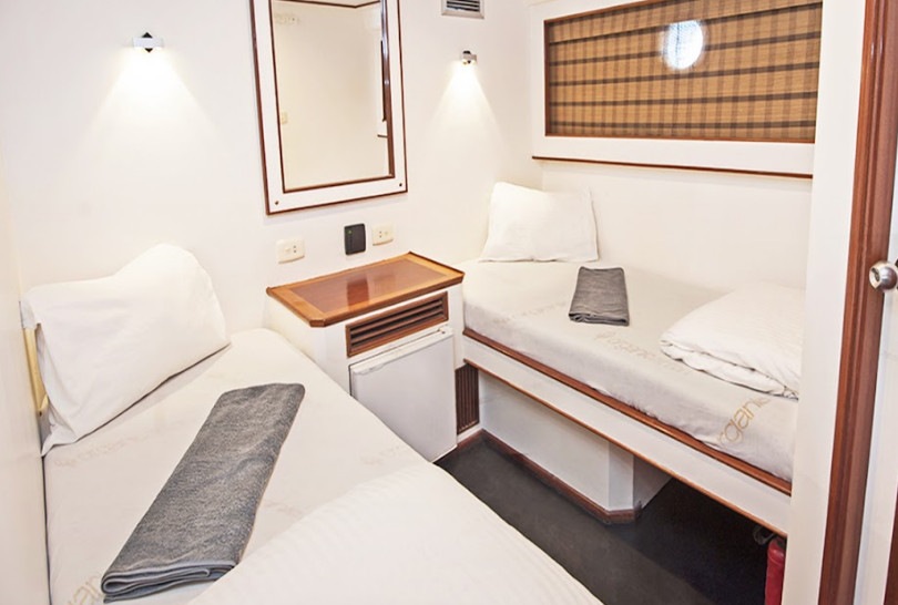 twin boat beds in a 2 person cabin